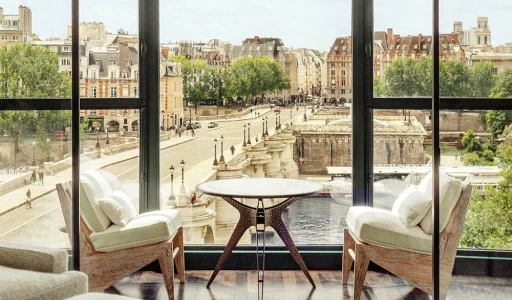 Hur Skapar Takterrasserna på Paris Lyxhotell En Oslagbar Atmosfär?