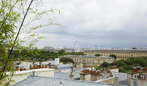 Hvilken innvirkning har design og arkitektur på gjesteopplevelsen i Paris’ luksushoteller?