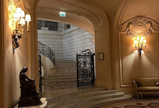 Jaki wpływ ma lokalizacja hotelu na odkrywanie paryskich skarbów kultury?
